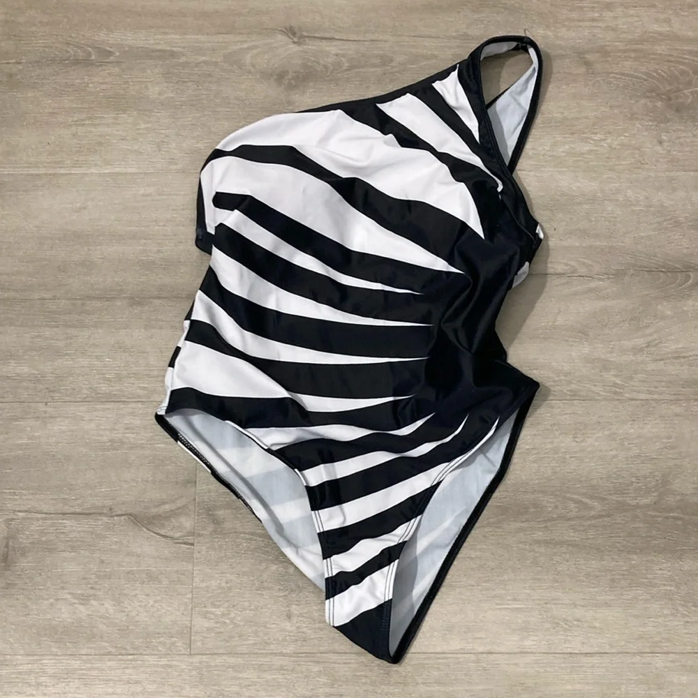 Black and White Geometric One-Piece Swimsuit - Picture 4 of 4
